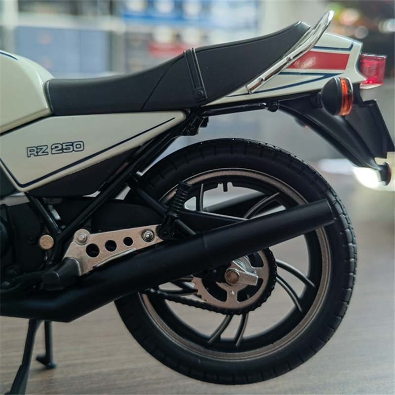1:12 YAMAHA RZ250 RD250LC Allo - đánh giá và giá Model Kit Aoshima