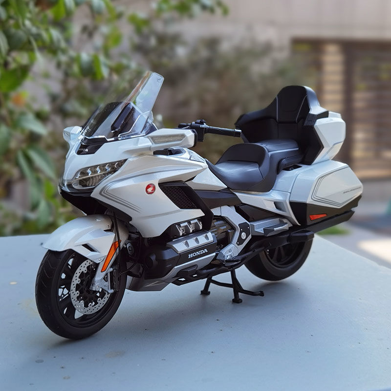 1:11 Honda Gold Wing GL800 202 - đánh giá và giá Model Kit Aoshima